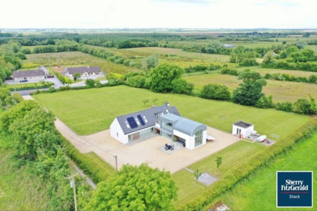Modern 4 bedroom home in a private rural setting